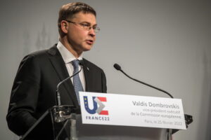 Ecofin, Dombrovskis: “la crisi ucraina intaccherà la crescita ma non la fermerà”