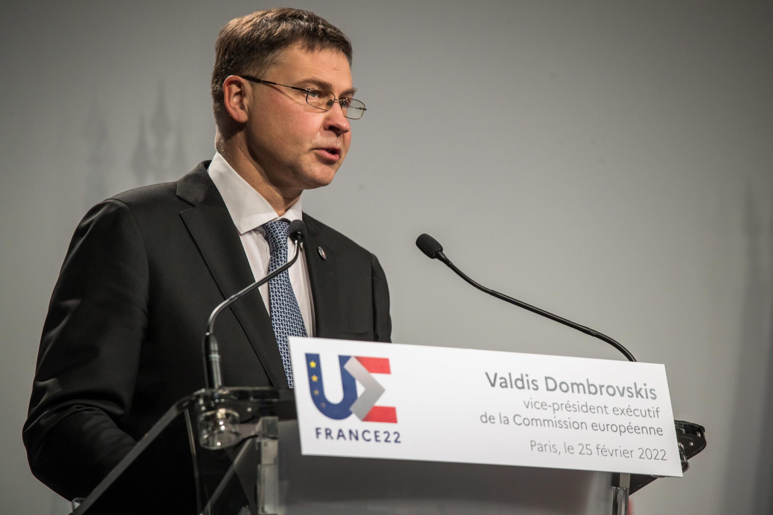 Dombrovskis: “Con la Cina l’Ue vuole tutelarsi e non separarsi”