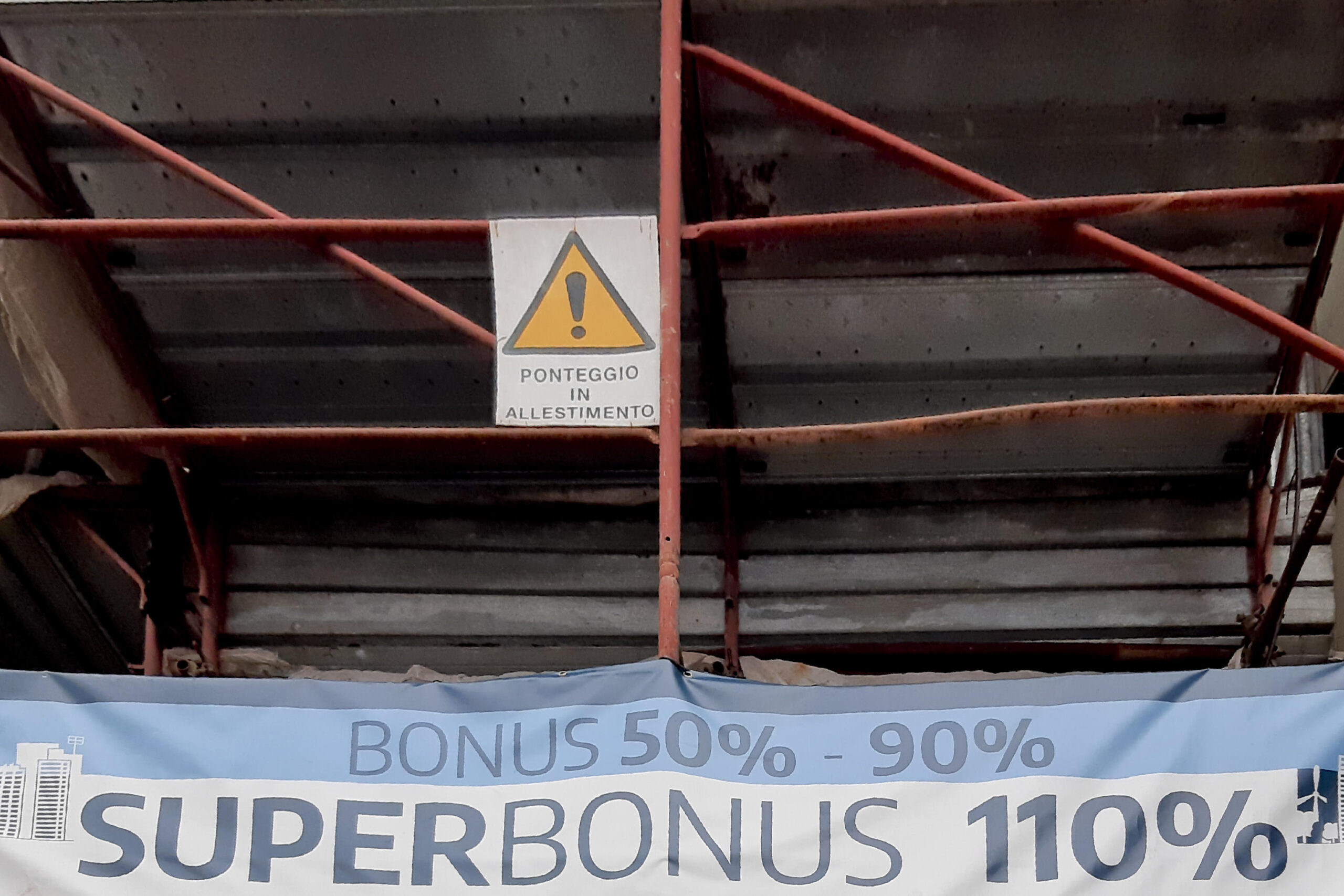 L'impalcatura su una facciata di un edificio a Napoli ristrutturata con i benefici fiscali del superbonus, 22 ottobre 2021. ANSA / CIRO FUSCO