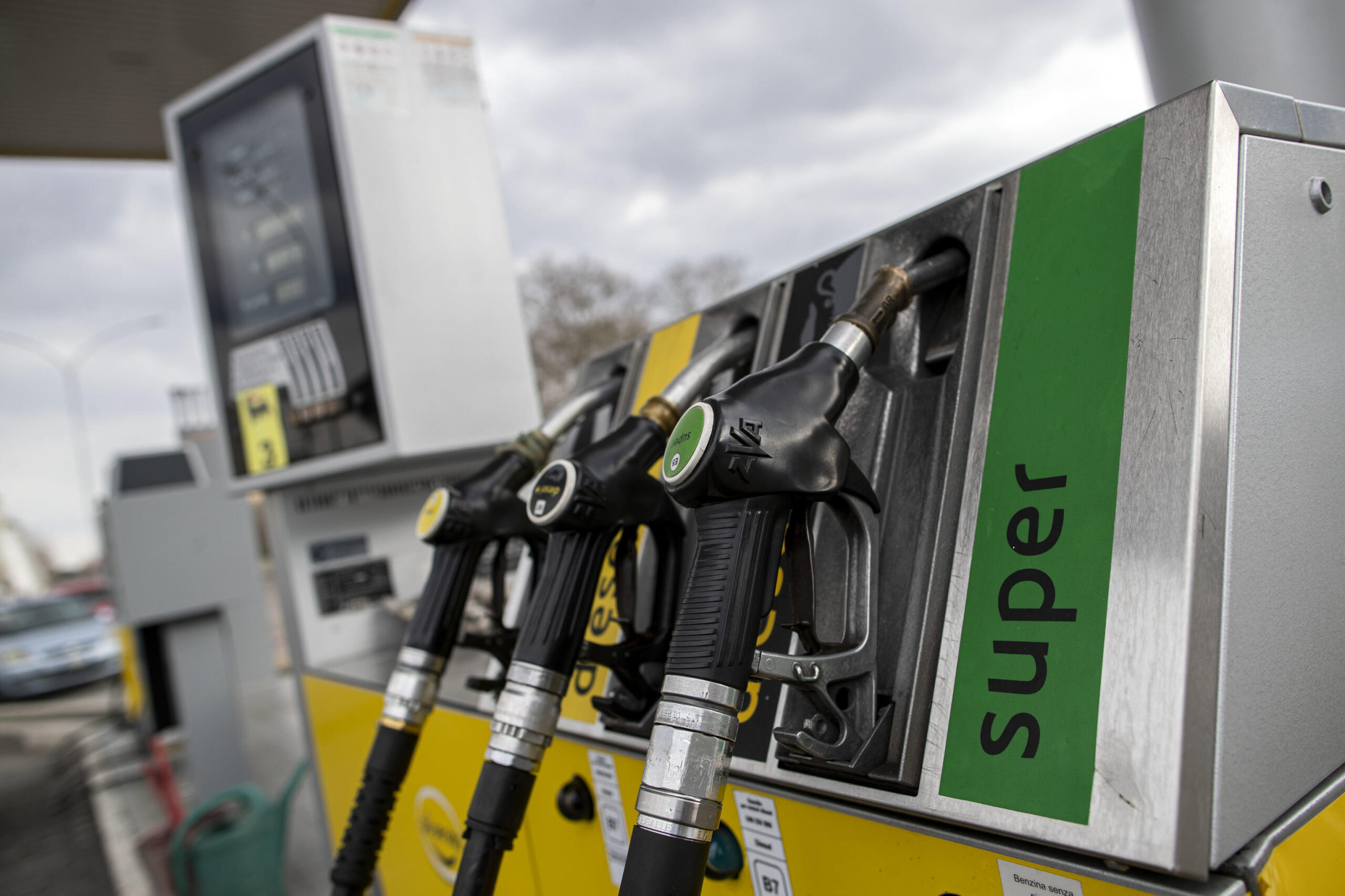 Il prezzo della benzina e del diesel sfonda la soglia dei 2 euro al litro nella maggior parte dei distributori di carburanti, Roma, 07 marzo 2022.