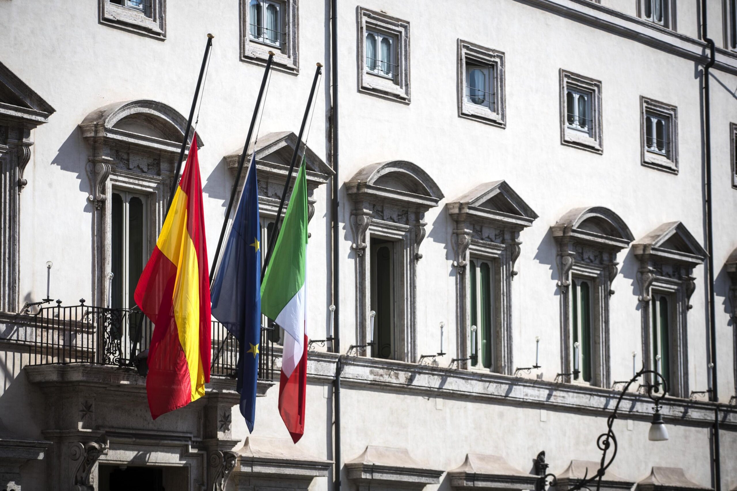Bandiera a mezz'asta a palazzo Chigi, dopo l'attentato terroristico a Barcellona, a Roma, 18 agosto 2017. ANSA/ANGELO CARCONI