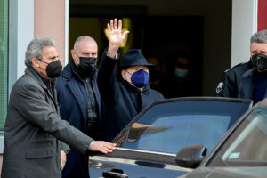 Berlusconi sul caro benzina: “Ue stabilisca tetto massimo”