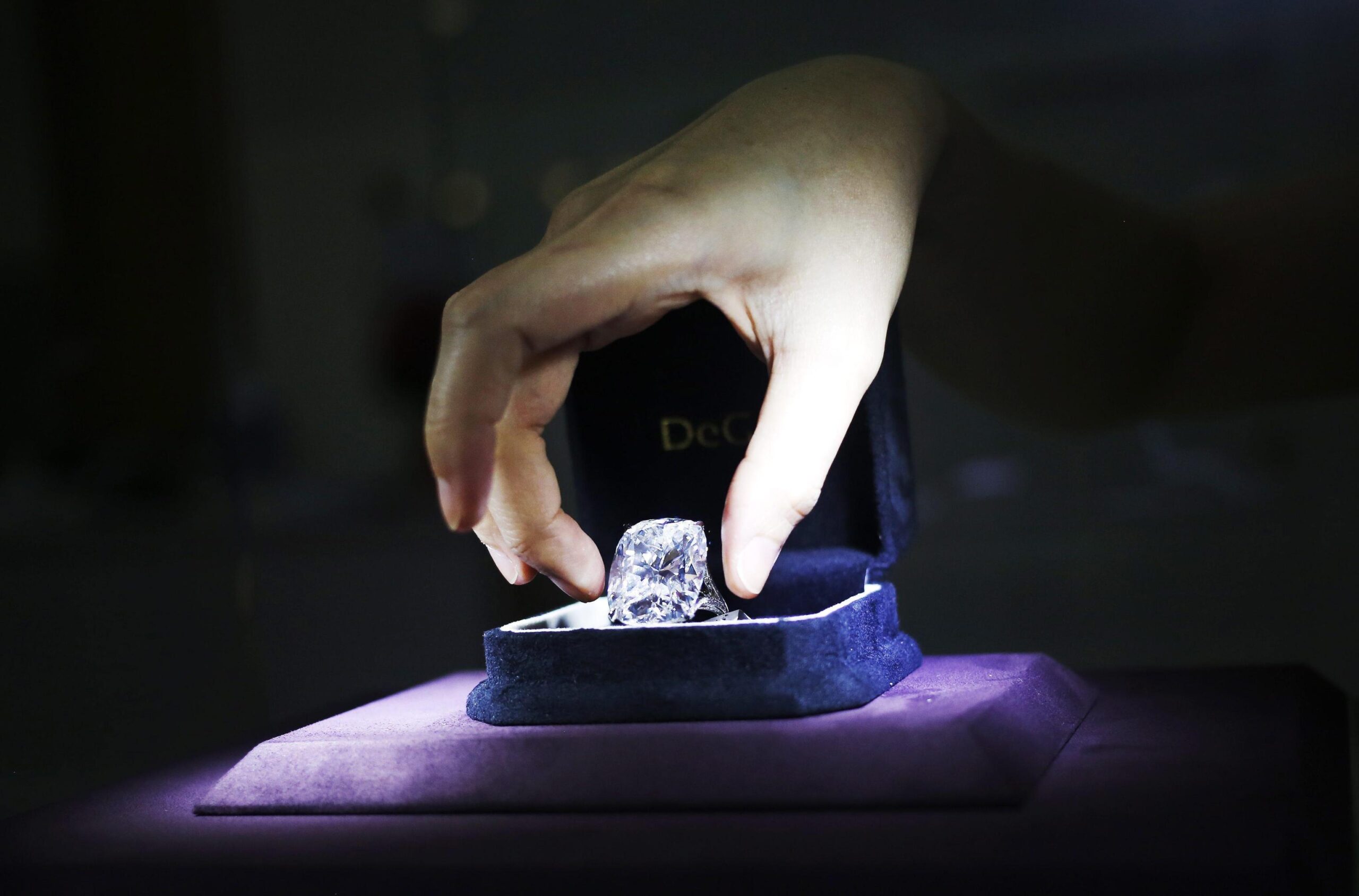 Esposto a Dubai il più grande diamante bianco messo all’asta