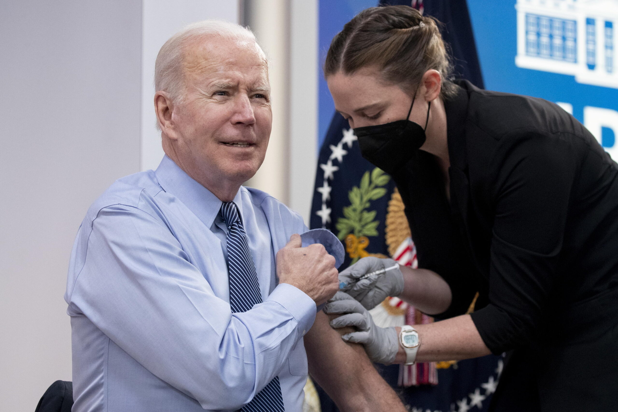 Covid, Biden riceve la quarta dose di vaccino in diretta tv