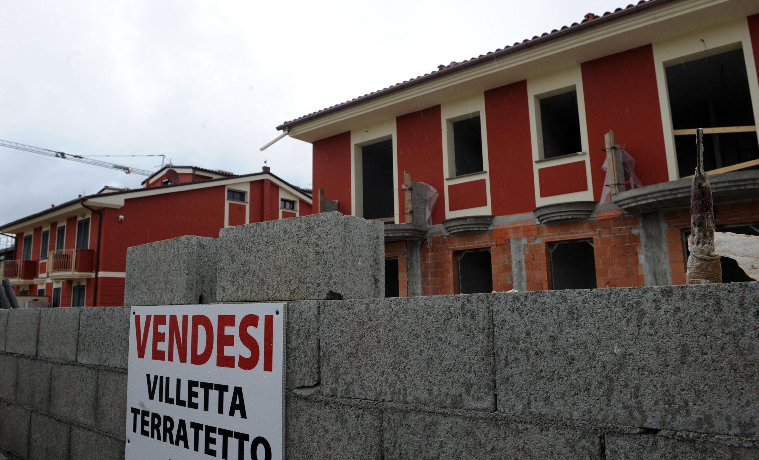 Il cantiere di una palazzina in costruzione messa in vendita a Pisa in una foto d'archivio.
