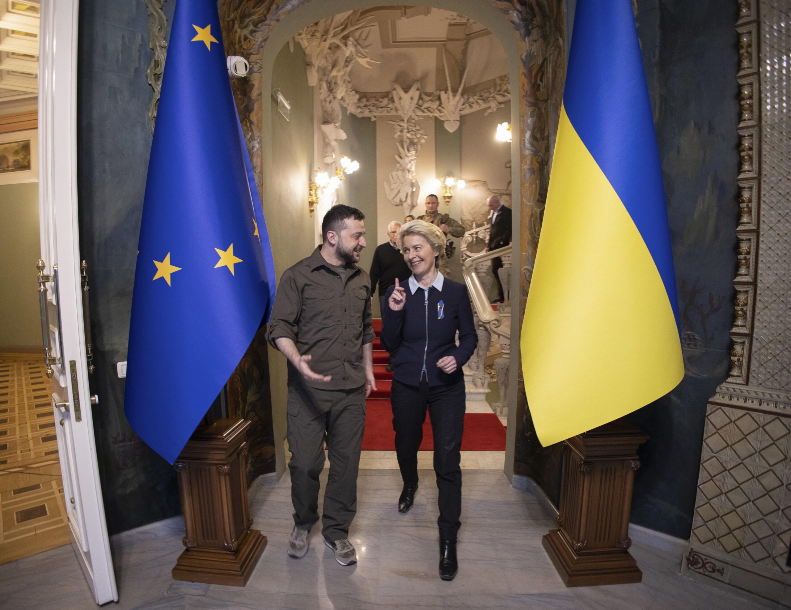 Von der Leyen a Kiev: “puntiamo all’Ucraina nell’Ue”. Zelensky: “la Russia vuole indebolire l’Europa”