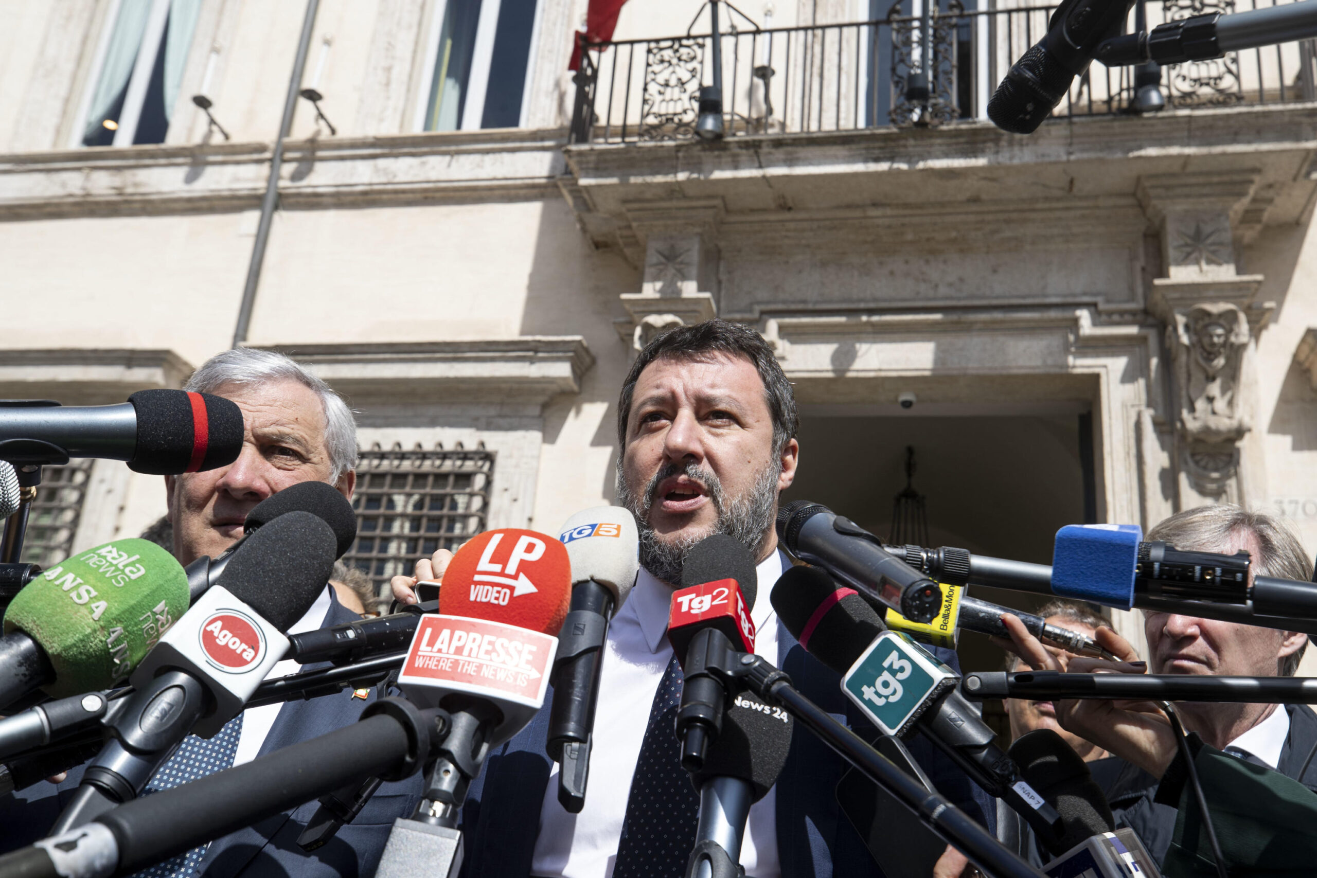 L'uscita da palazzo Chigi di Antonio Tajani e Matteo Salvini dopo il vertice del centrodestra con il premier Mario Draghi, Roma, 13 aprile 2022.