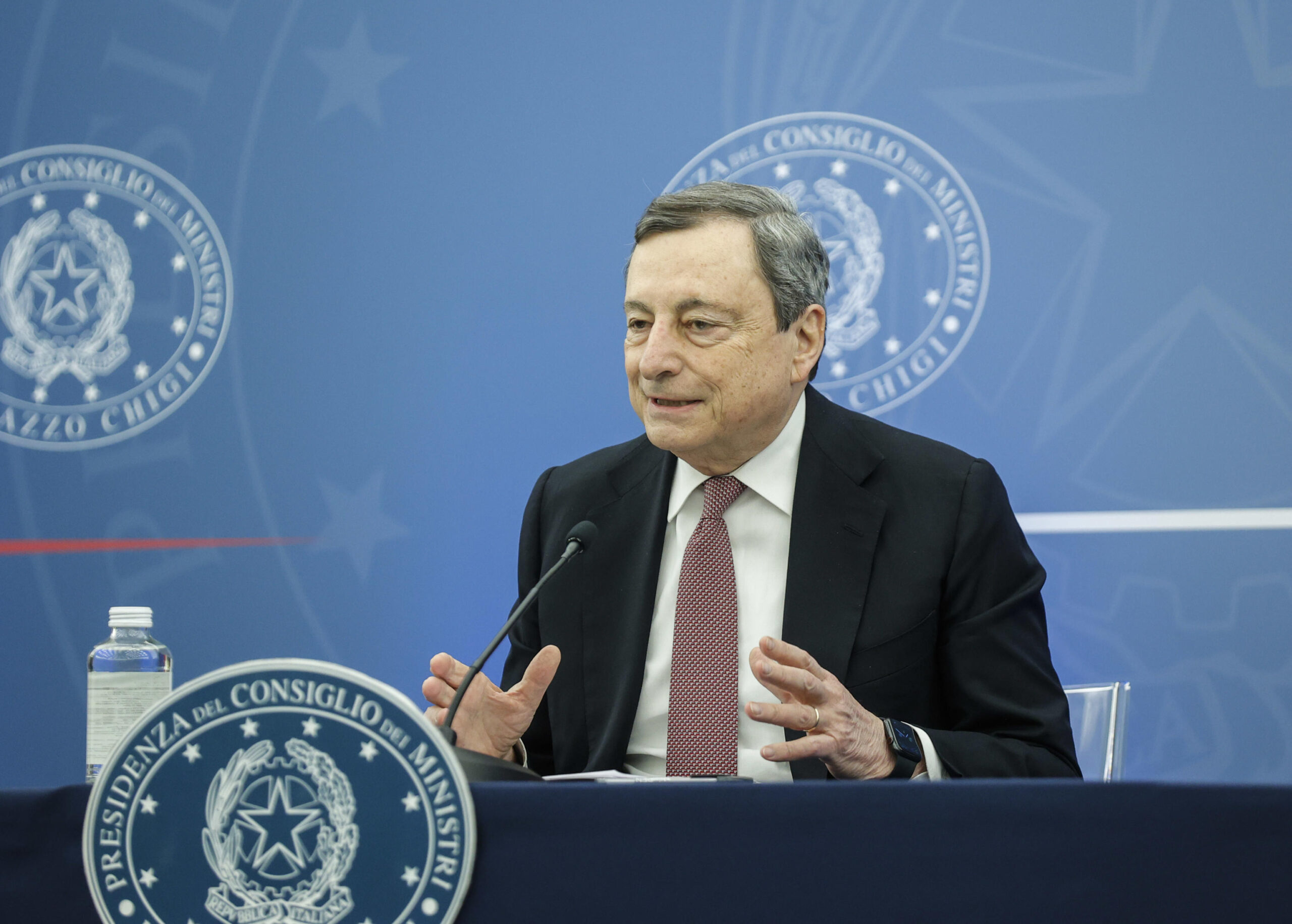 il presidente del Consiglio Mario Draghi nella sala Polifunzionale duranta conferenza stampa al termine della riunione del Consiglio dei Ministri, Roma, 6 Aprile 2022. ANSA/GIUSEPPE LAMI - pool