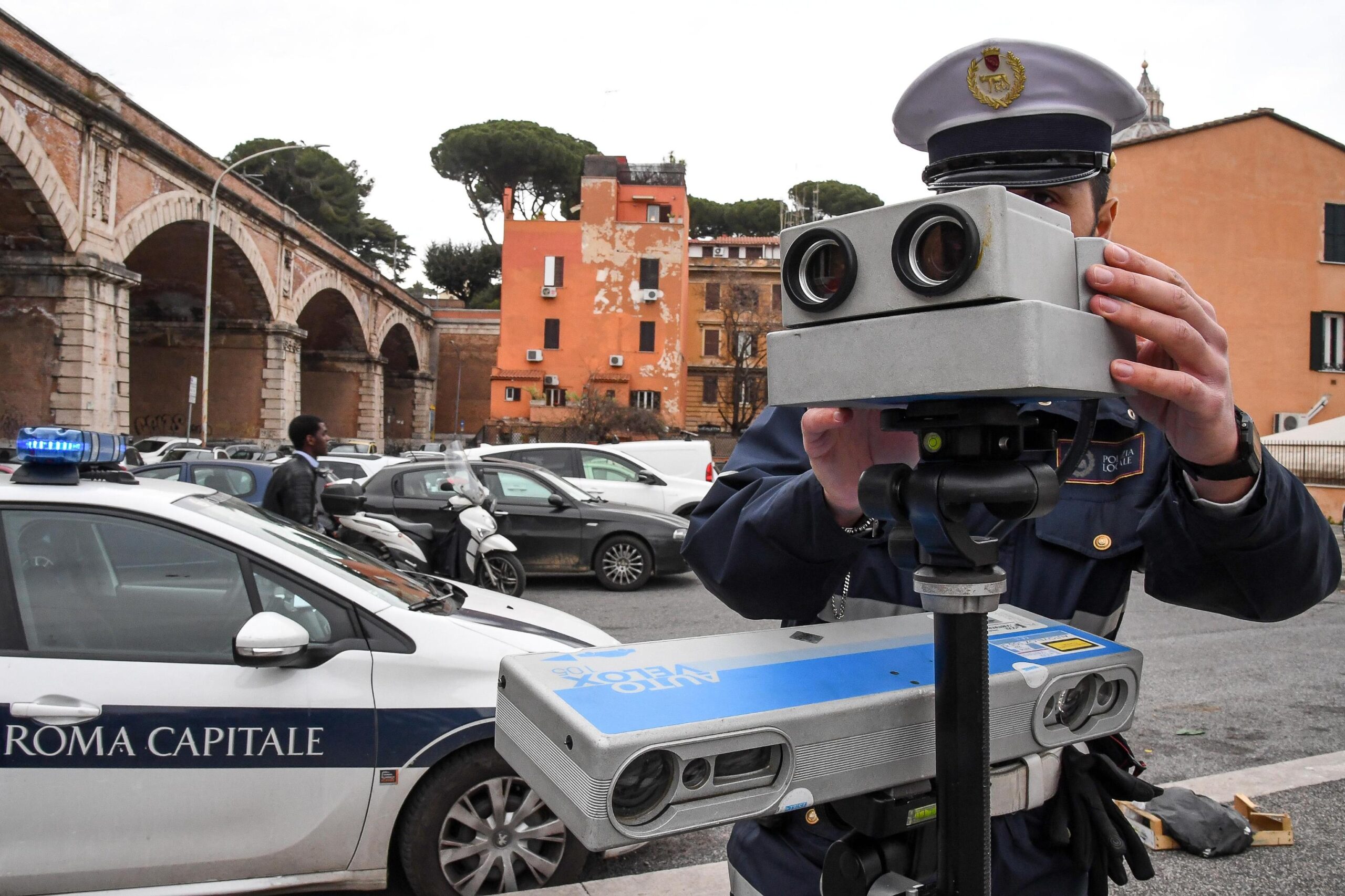 Una pattuglia della polizia municipale di Roma Capitale esegue controlli della velocita con un autovelox, 05 marzo 2019.