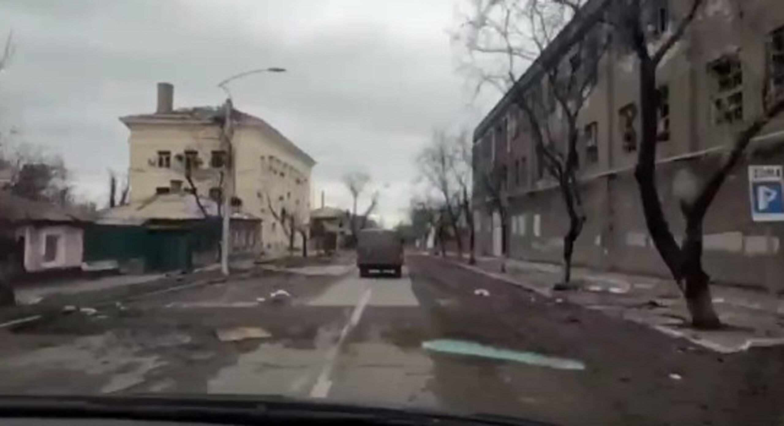Un fermo immagine tratto da un video distrbuito da TPYXA mostra la strada che porta verso il porto devastata dalle bombe a Mariupol, 14 Aprile 2022. ANSA/TPYXA