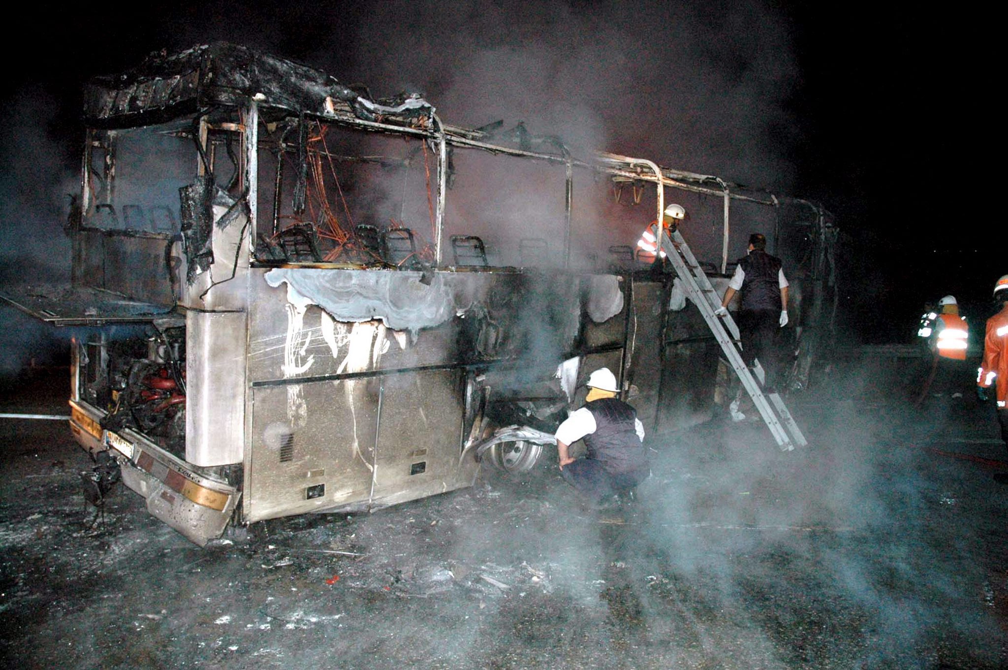 TURCHIA: INCENDIO BUS VICINO A ISTAMBUL - Turkish fireman inspect the burned bus which hit abarrier at the higway  in Sakarya, near Istanbul, on Wednesday, 07 September 2005. 13 people died, 31 people were wounded in this accident.  ANSA /AHMET CILECY /JI