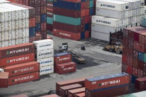 La Guerra quadruplica i costi di spedizione dei container dalla Cina