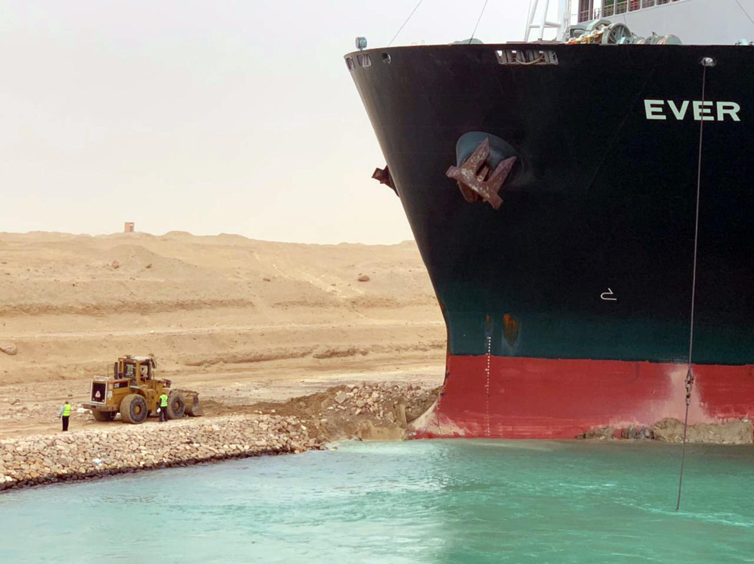 In questa immagine diffusa su Whatsapp dall'Ufficio stampa del governo egiziano relative al blocco parziale del Canale di Suez causato da un mega-container che si è incagliato , 24 marzo 2021