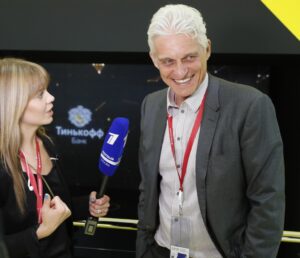 Il magnate russo Tinkov costretto a vendere le quote della sua banca