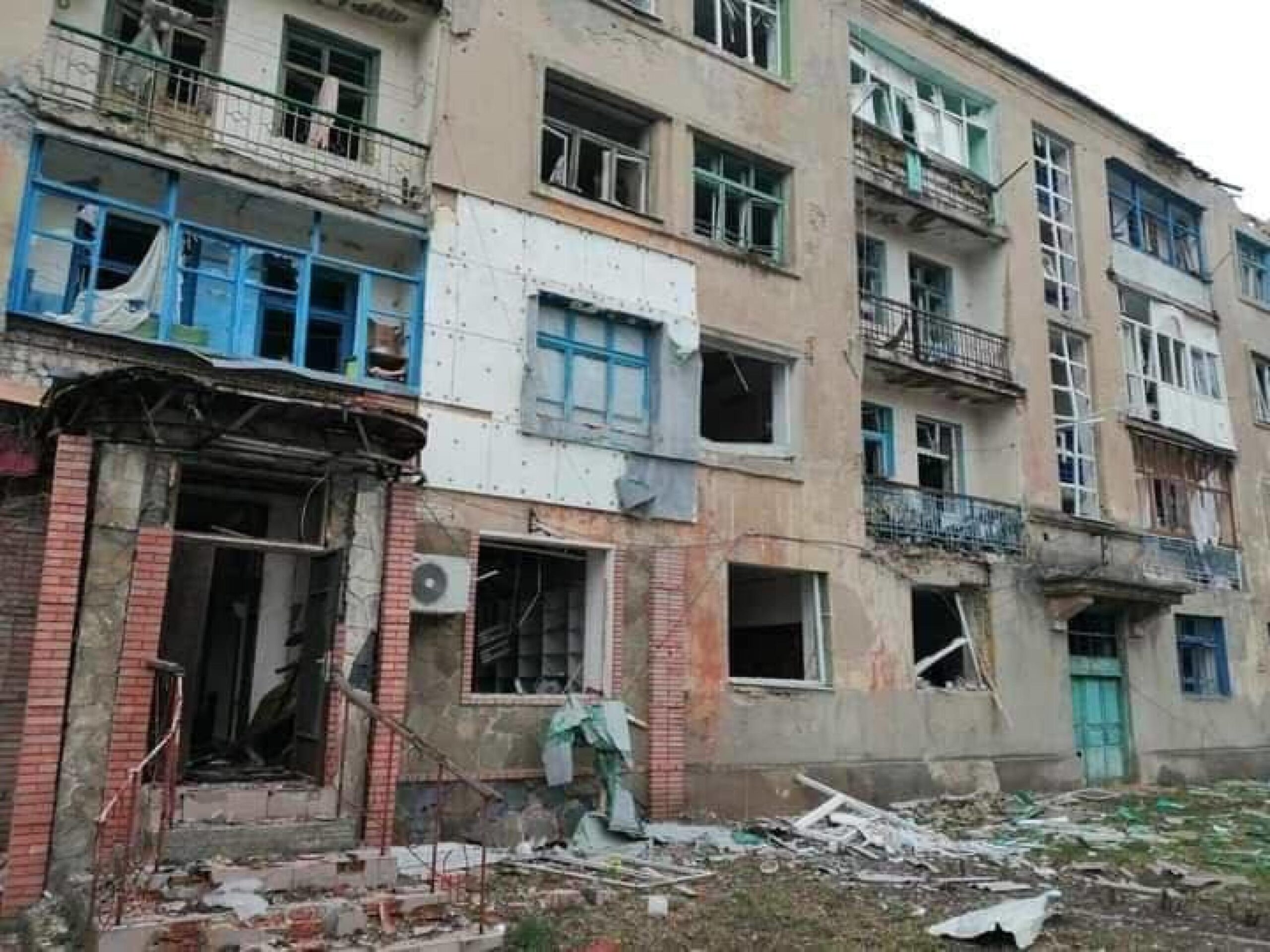 Missili su Lugansk. Kiev, in zone liberate trovati 1.235 corpi