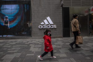 Adidas, trimestrale in calo: pesa la sofferenza sul mercato cinese