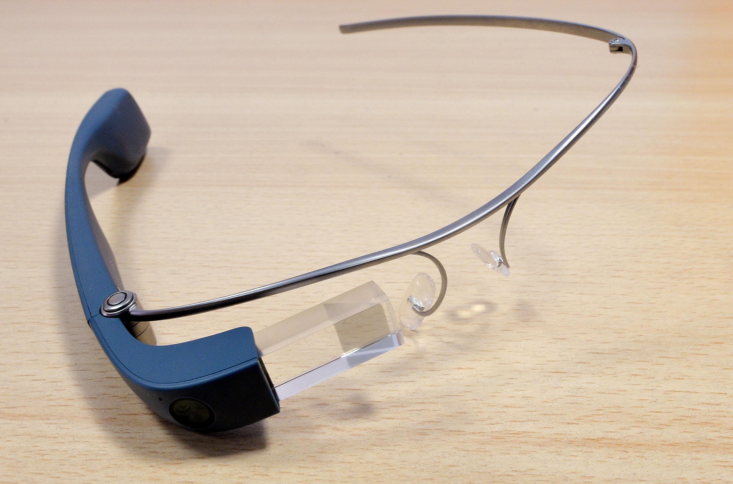 Un paio di Google Glass presso l'Ospedale Molinette, Torino, 20 ottobre 2015.  Per la prima volta in Italia, la tecnologia ha permesso a un gruppo di 25 medici specialisti di assistere alla visita di un paziente come se fossero fisicamente presenti. ANSA/ ALESSANDRO DI MARCO