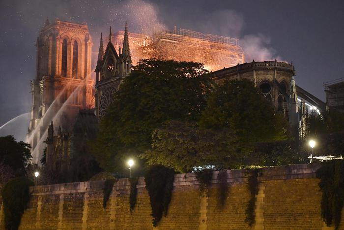 epa07509054 The flames burning the roof of the Notre-Dame Cathedral in Paris, France, 15 April 2019. A fire started in the late afternoon in one of the most visited monuments of the French capital.  EPA/JULIEN DE ROSA