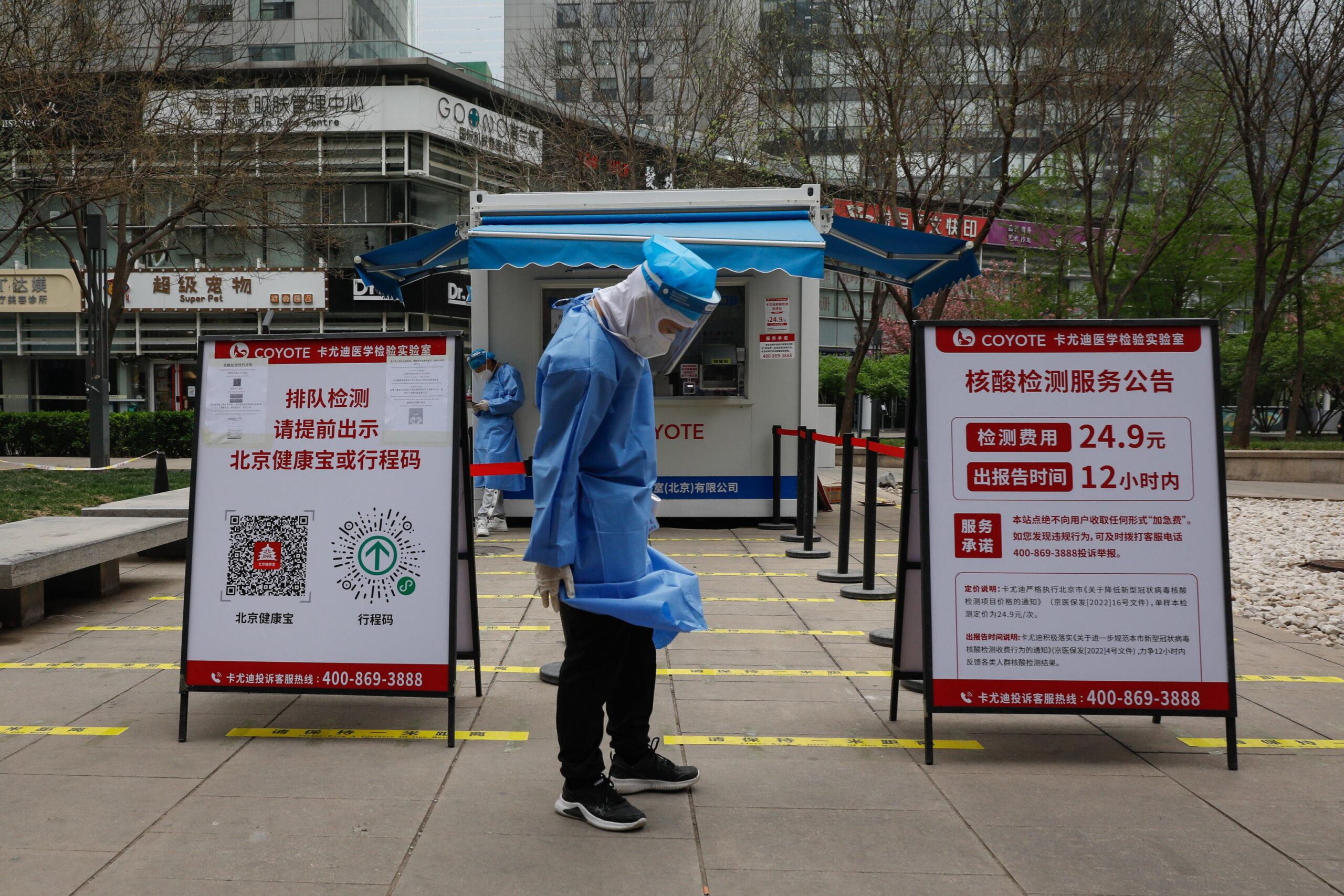 A health worker waits for people at a COVID-19 test site in Beijing, China, 11 April 2022. Shanghai recorded 26,087 new cases making it the fourth consecutive day recording more than 20,000 cases.  ANSA/MARK R. CRISTINO