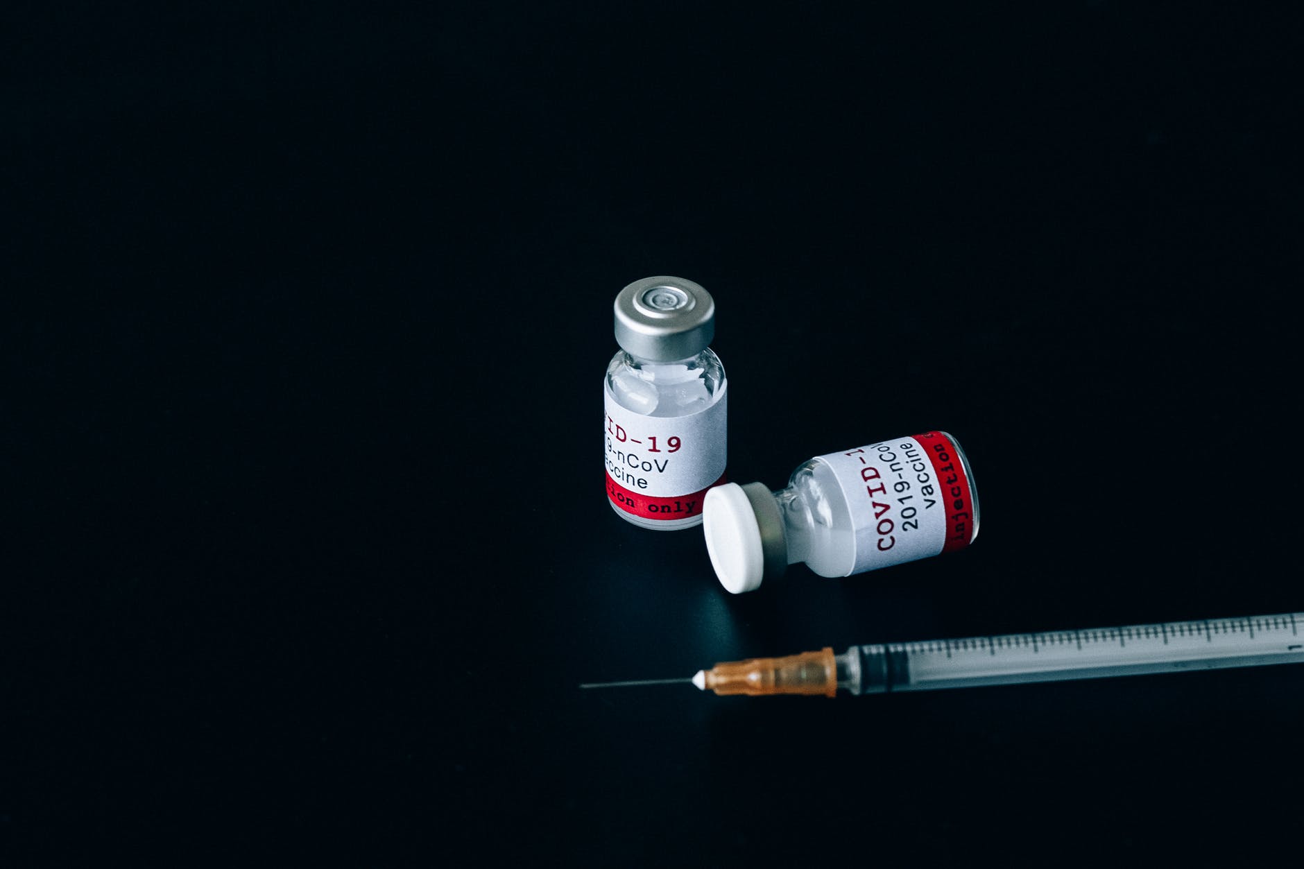 Vaccini, Pfizer taglia la fornitura all’Italia del 29%. E l’Ema valuta i farmaci russi e cinesi