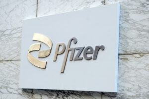 Il post covid non batte Pfizer: coi farmaci tradizionali sfora i 22 miliardi