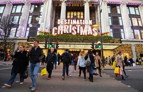 epa04535101 Shoppers walk past Selfridges in London, Britain, 19 December 2014. British shoppers are rushing to buy presents the festive period.  EPA/FACUNDO ARRIZABALAGA