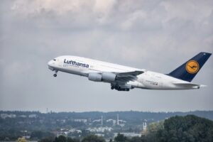Lufthansa, migliorano i conti 2021: perdita ridotta a 2,2 miliardi di euro