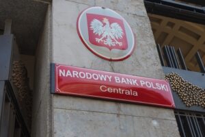 Polonia, la Banca centrale alza i tassi di 100 punti base, oltre le attese