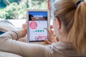 Airbnb ritorna all’utile nel primo trimestre grazie alle prenotazioni