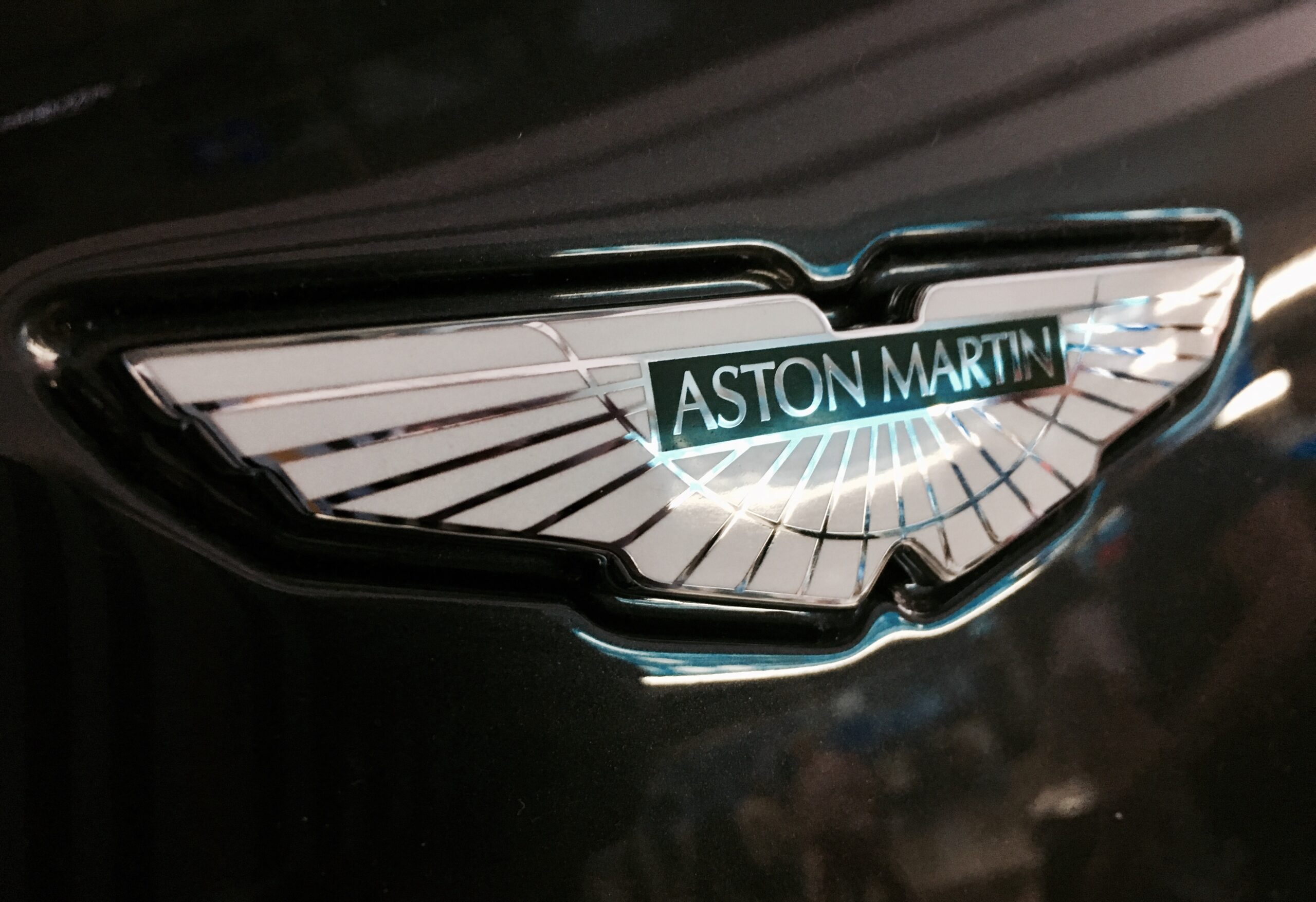 Auto, Aston Martin spinge sull’elettrico. Accordo con Lucid