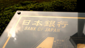 Giappone, la Banca centrale conferma i tassi negativi e taglia le stime sul Pil