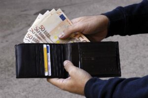 Banconote, oltre 9 milioni di italiani pronti ad abbandonarle per paura del contagio
