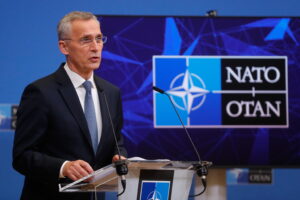 Guerra in Ucraina, Stoltenberg: “potrebbe durare anni”. Lavrov: “Usa non ci piegherà a sua regole”