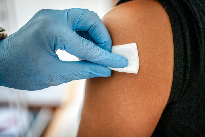 Vaccino anti-Covid 19, quasi un italiano su due è poco propenso a farlo