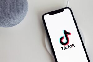 TikTok sospende il live streaming in Russia a causa della nuova legge sulle “fake news”