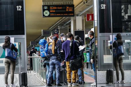 Coronavirus Covid 19: fase 2 controlli Polizia ai viaggiatori  in attesa delle partenze per i treni per il sud italia alla stazione di Porta Nuova. Torino 04 maggio 2020 ANSA/TINO ROMANO