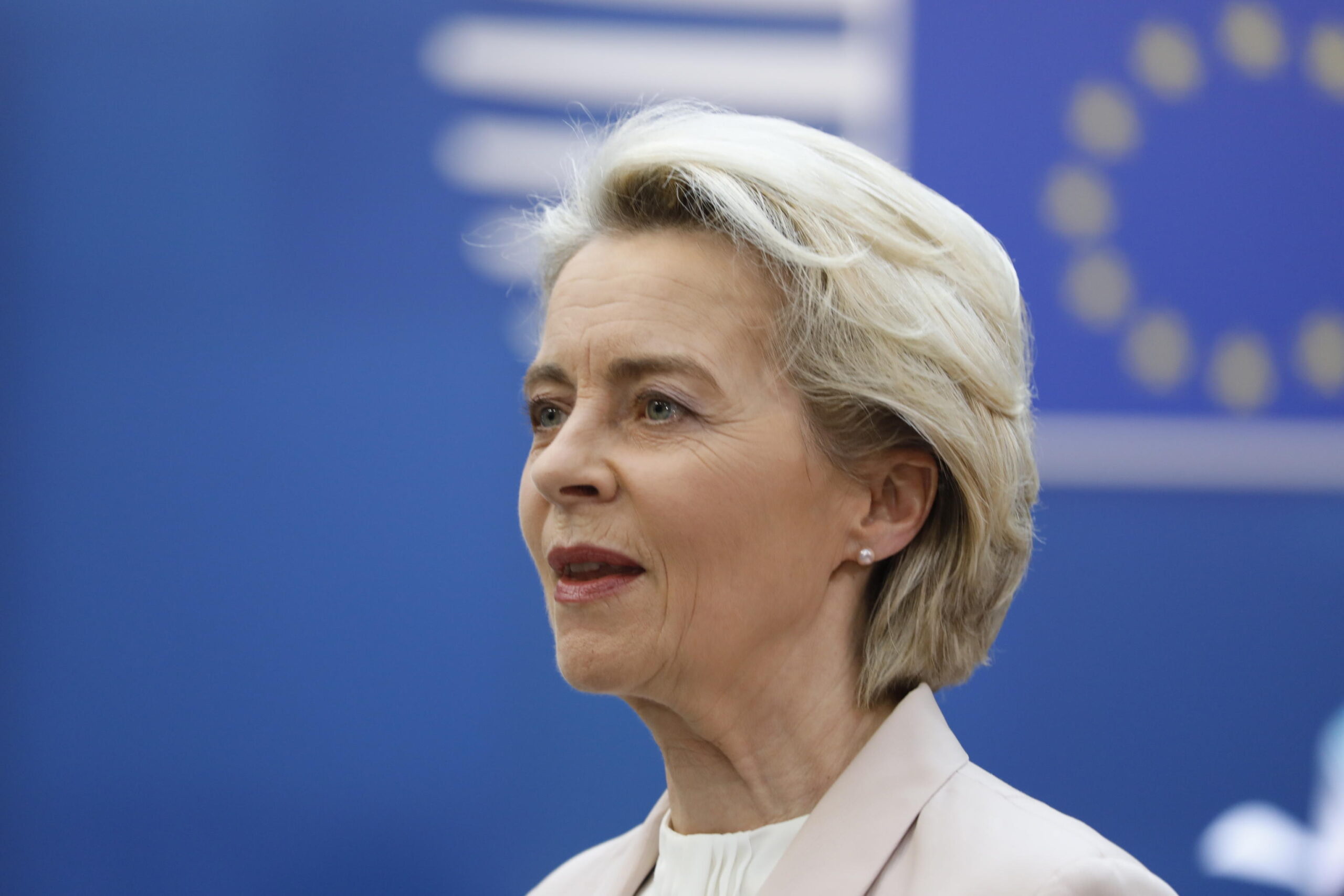 epa09846779 European Commission President Ursula von der Leyen arrives for the European Council Summit in Brussels, Belgium, 24 March 2022. The European Council summit starts with the participation of US President Joe Biden to address Russia's ongoing military aggression against Ukraine. After that, Head of States will continue discussions on how best to support Ukraine in these dramatic circumstances.  EPA/JULIEN WARNAND
