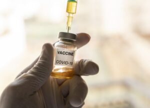 Virus, l’Ue agli Stati membri: “vaccinate il 70% degli adulti entro l’estate”