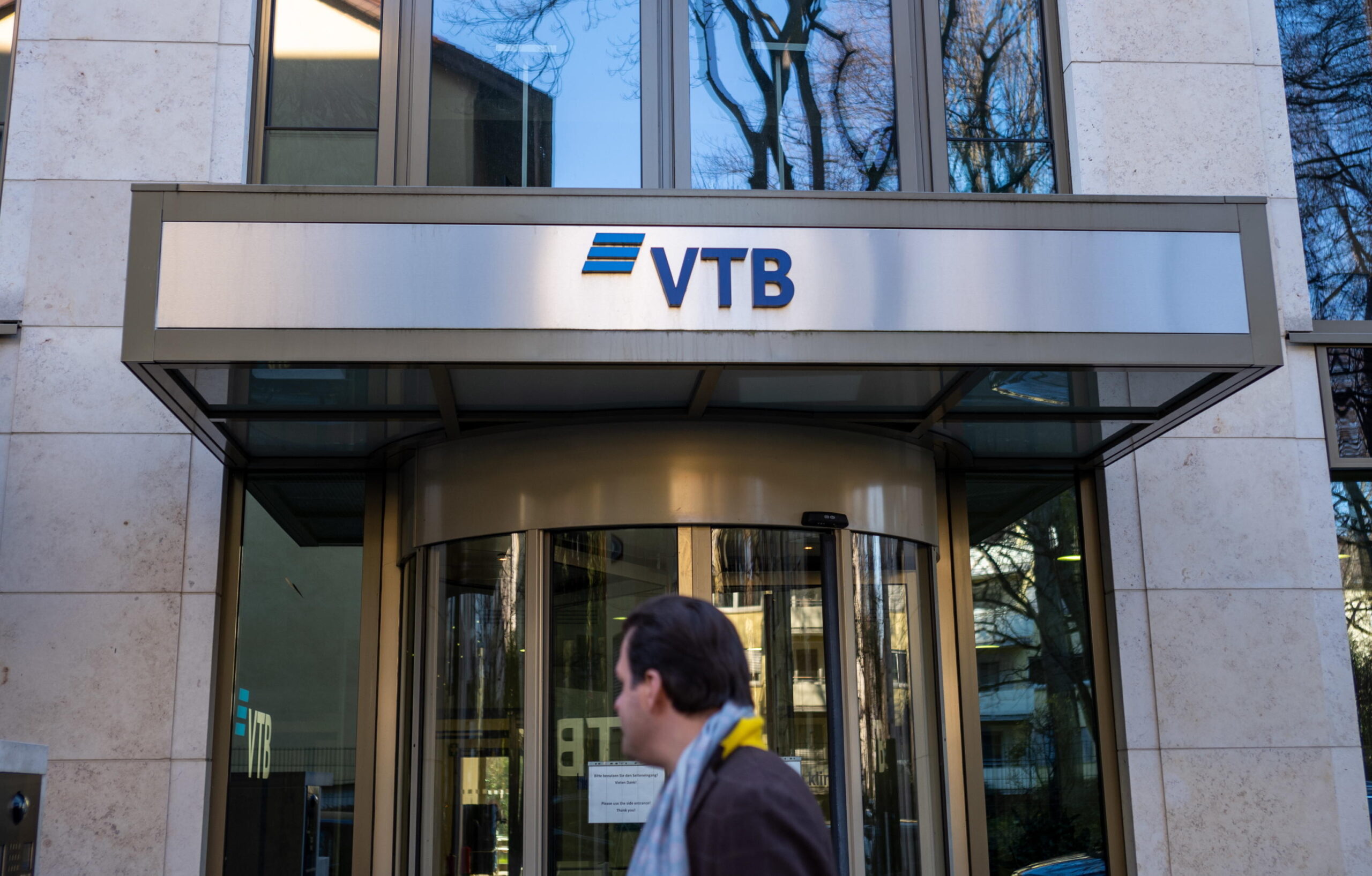 epa09798916 Exterior view of the Russian VTB Bank Europe SE in Frankfurt am Main, Germany, 03 March 2022. Russian troops entered Ukraine on 24 February prompting the country's president to declare martial law and triggering a series of announcements by Western countries to impose severe economic sanctions on Russia.  EPA/CONSTANTIN ZINN