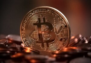 Cripto, il Bitcoin crolla sotto i 24 mila dollari. E’ la prima volta dal 2020. Pesante anche l’Ethereum