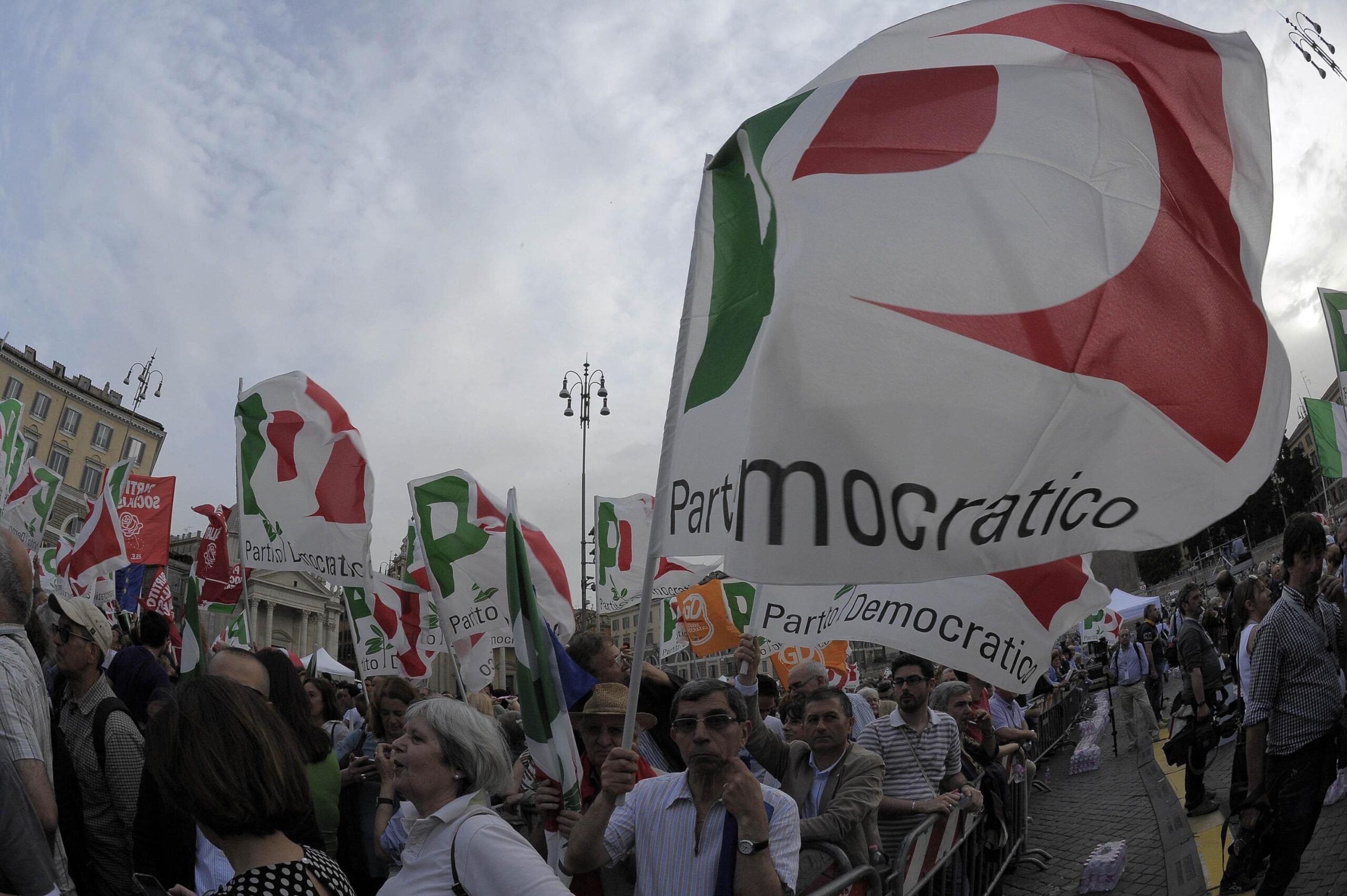 Bandiere durante l'intervento del presidente del Consiglio, Matteo Renzi, durante la chiusura della campagna elettorale del PD, a Piazza del Popolo a Roma 22 maggio 2014.  ANSA/CLAUDIO ONORATI
