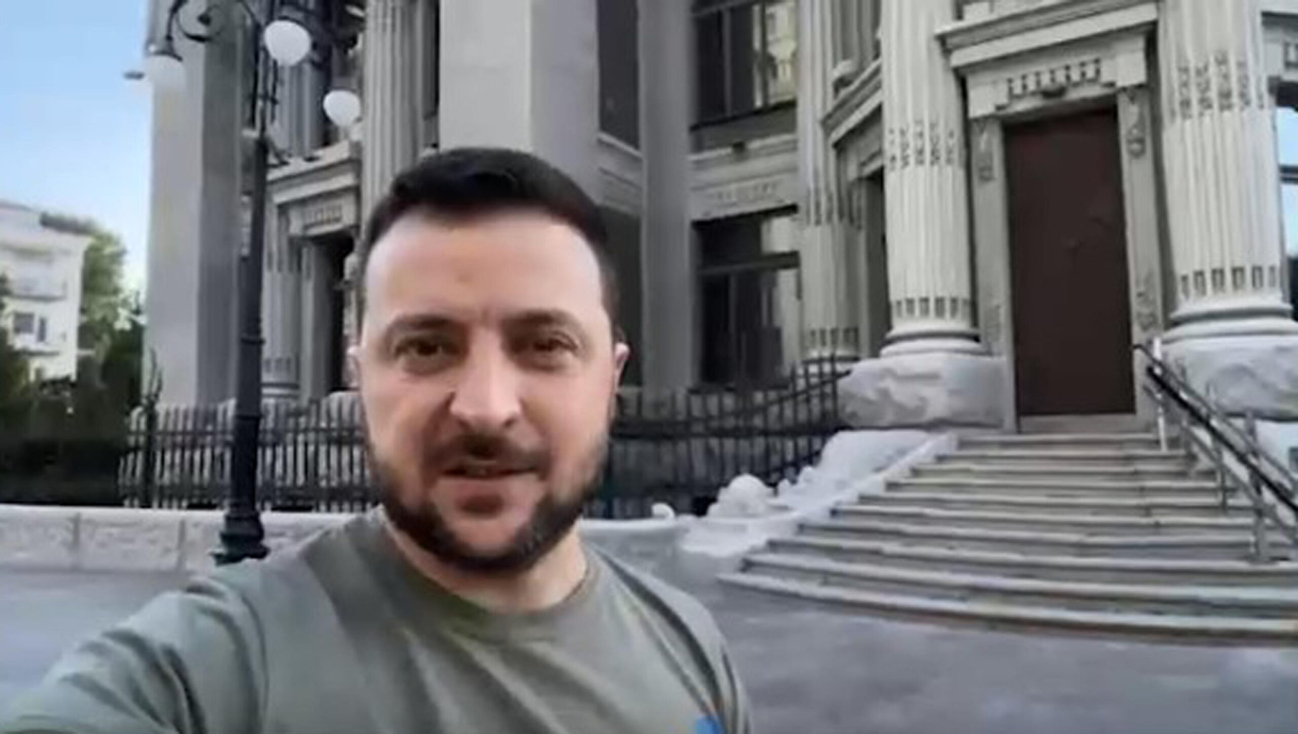 Il fermo immagine mostra il presidente ucraino, Volodymyr Zelensky, durante un suo messaggio, 08 giugno 2022.
ANSA/FERMO IMMAGINE
+++ ATTENZIONE LA FOTO NON PUO' ESSERE PUBBLICATA O RIPRODOTTA SENZA L'AUTORIZZAZIONE DELLA FONTE DI ORIGINE CUI SI RINVIA+++