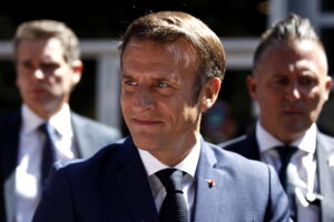 Macron firma, la riforma delle pensioni è legge
