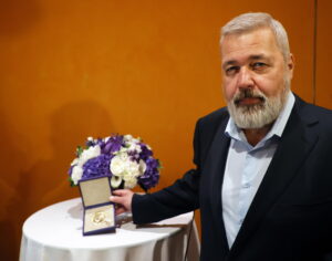 Ucraina, la medaglia del premio Nobel russo Dmitry Muratov venduta all’asta per 103 milioni di dollari