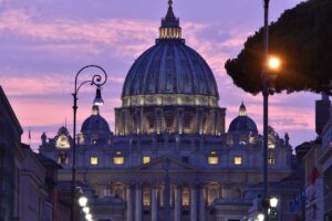Banca vaticana, dimezzati gli utili 2021