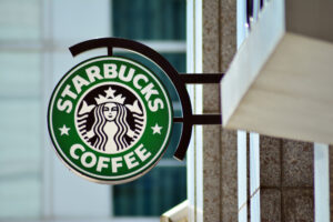 Starbucks, alla guida rimane Howard Schultz fino ad inizio 2023