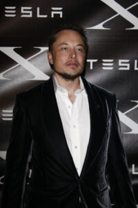 Musk nega la liason con la moglie di Brin ma lui vende tutti i suoi investimenti nelle società dell’ex amico
