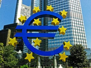 Banche, la Bce valuta il taglio dei profitti extra. Svolta green nei bond