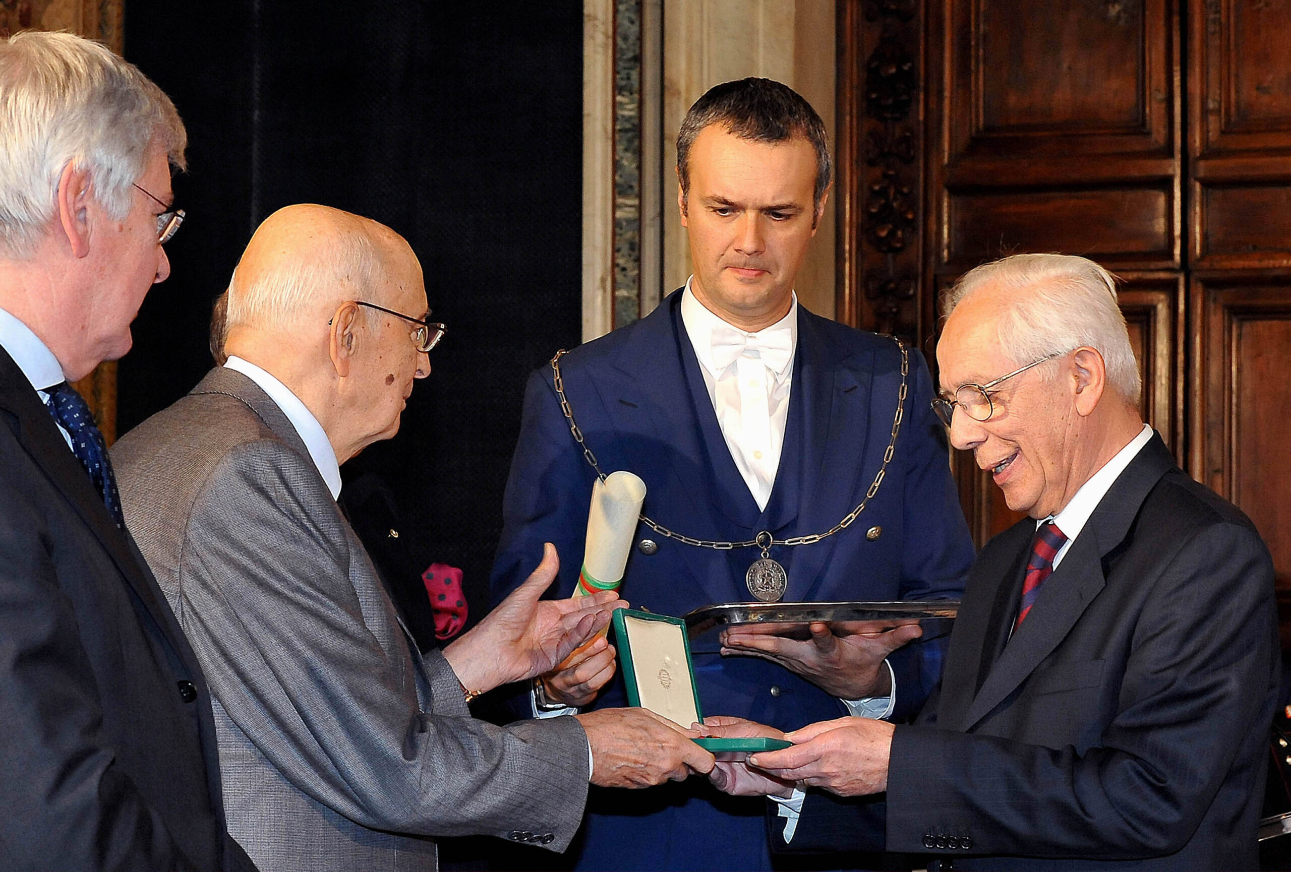 Il Presidente della Repubblica Giorgio Napolitano consegna le insegne di Cavaliere dell'Ordine 