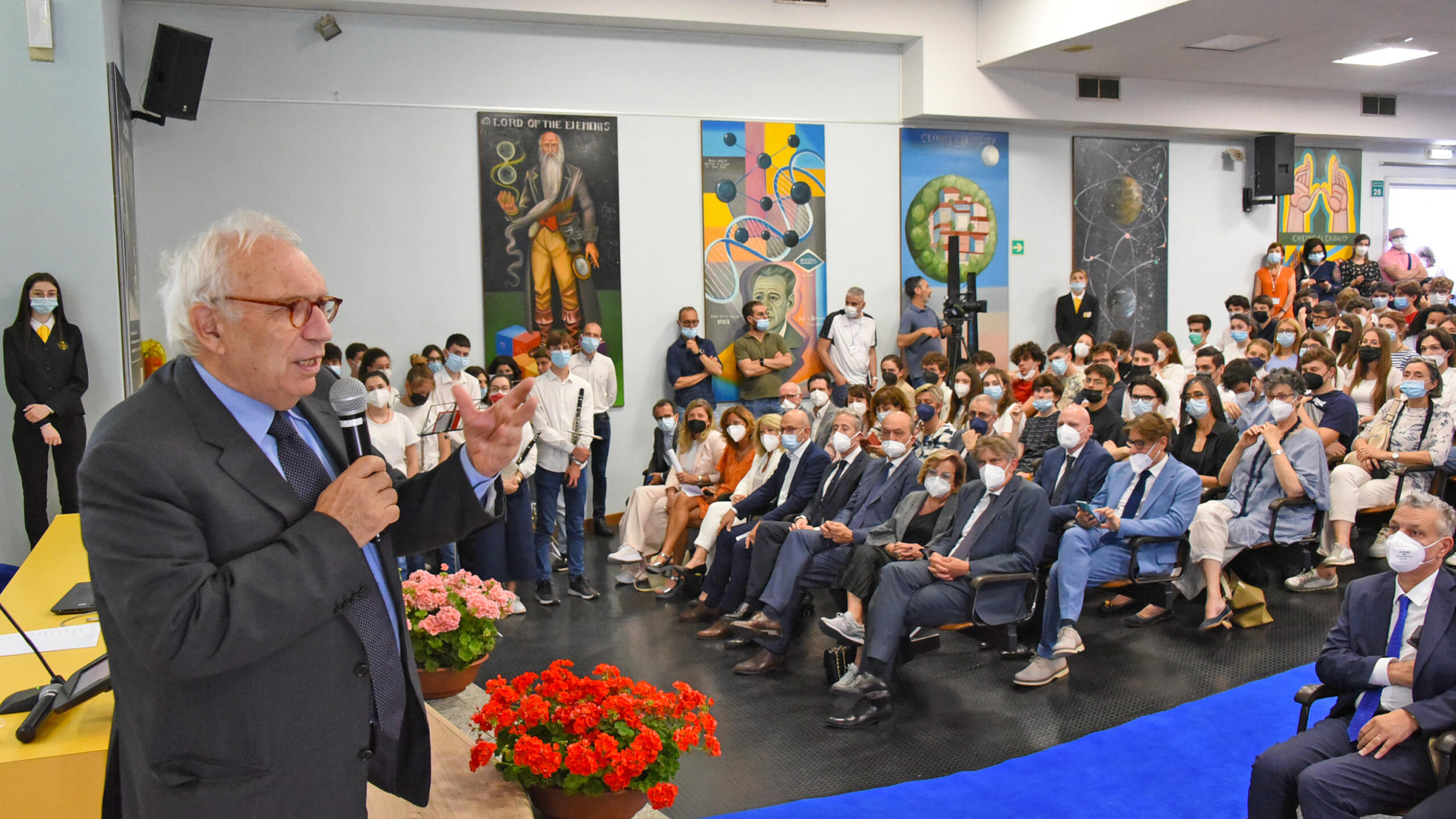 Il ministro dell'Istruzione Patrizio Bianchi incontra gli studenti dell'istituto Natta di Bergamo in occasione della chiusura dell'anno scolastico, 06 giugno 2022. ANSA/ RENATO DE PASCALE